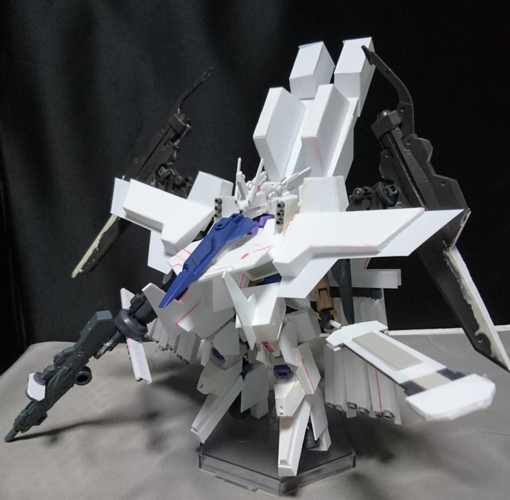 こちらが塗装前の機体です!
試行錯誤を繰り返し、プラ板でパーツを作っていたら、あっという間に2ヶ月たってしまいました(´・ω・`)