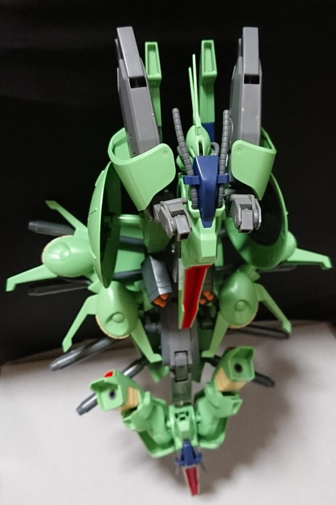 体を伸ばした姿。
劣勢になり怒った操縦者が周囲の敵を殲滅しようと体を伸ばし、用いる武装全てを一斉発射して自爆した事がある。
数十機は巻き込めたようだが機体は大破した。