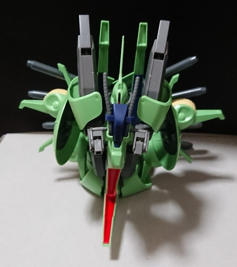 機体名：エリク・アテネ(第三形態)

[追加武装]大型ミサイル×8、拡散ビーム砲×4、専用シールド×1。

[総合スペック]
9.0と想定。

以前より機動力は落ちたが推進力が上がり持続性も向上し、防御形態を失ったかわりに新たな形態を手に入れた。
しかし体を伸ばすと安定性は非常に悪く、フラフラとした動きをする。