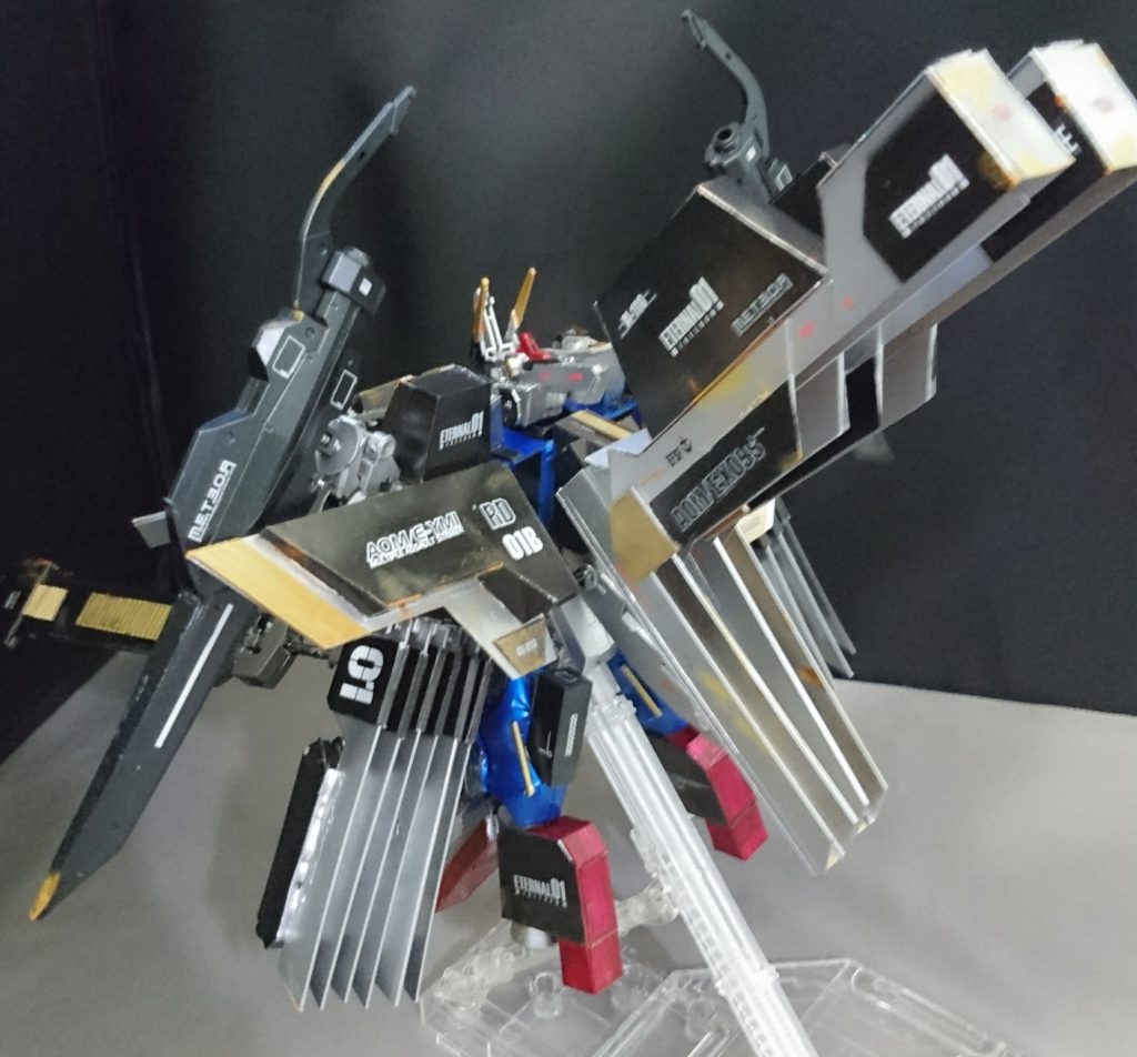 後ろ姿です!
バックパックは100%プラ板を改造して作りあげました(  ̄▽ ̄)
個人的にはV2の光の翼を透明なプラ板で作るつもりでしたが、バックパックが重かったため断念しています...
次は武装の紹介です