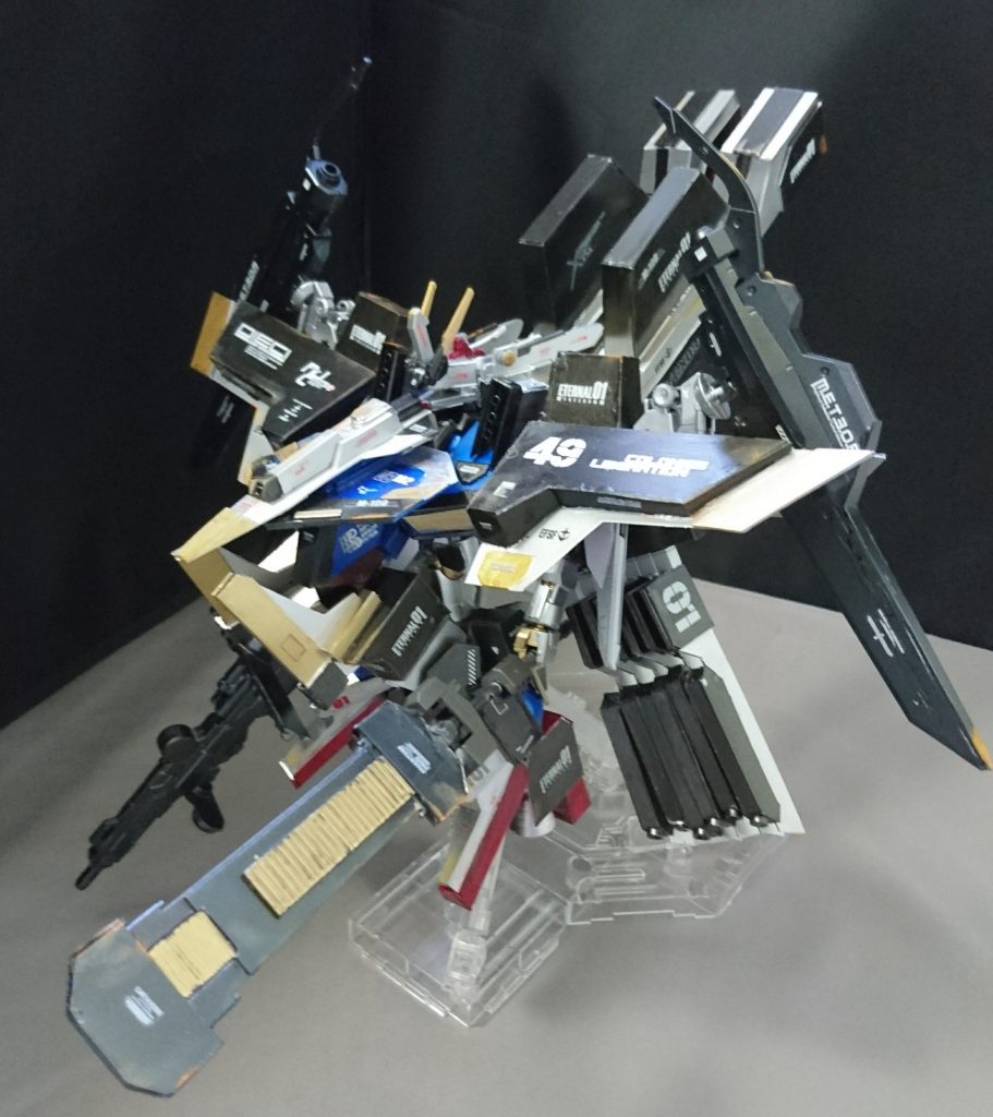まずは正面です!
今回使用したキットは
HGフルアーマガンダム7号機
HGインフィニットジャスティスガンダム
HGガンダムキマリス
HGヘルムヴィーゲ・リンカー×2
HGユニコーンガンダム
HGガンダムグシオンリベイクフルシティ
プラ板です!
今回は、プラ板を沢山使ってオリジナル感を出してみました(  ^∀^)