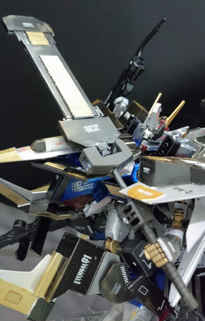 武装3 ビームクレイモア
この機体の接近武器です。ジャスティスのバックパックにプラ板等で加工しています