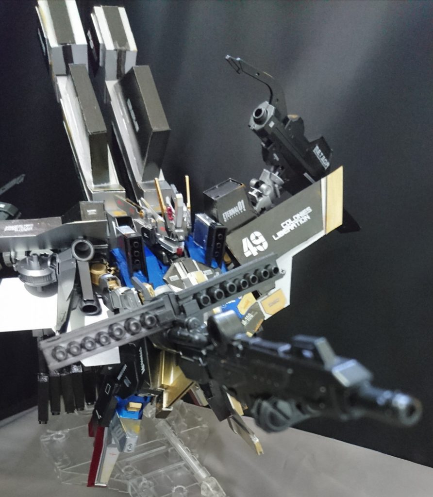 武装1 多弾式大型ビームライフル
合計15個の銃口があるビームライフルです。
元ネタはクロスボーンX1フルクロスの銃から来ています。