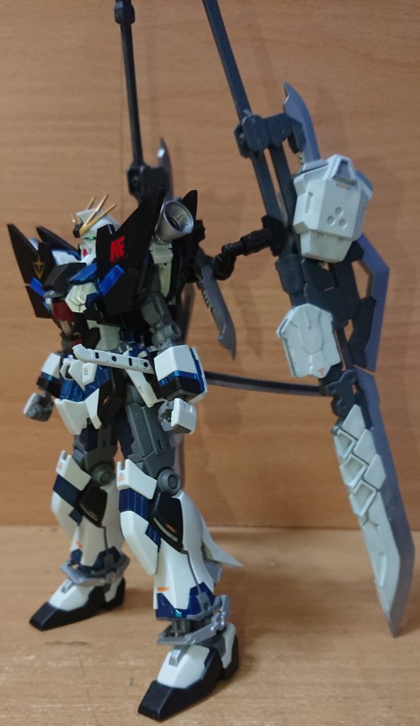 横から
肩、足にバーニア追加してます。