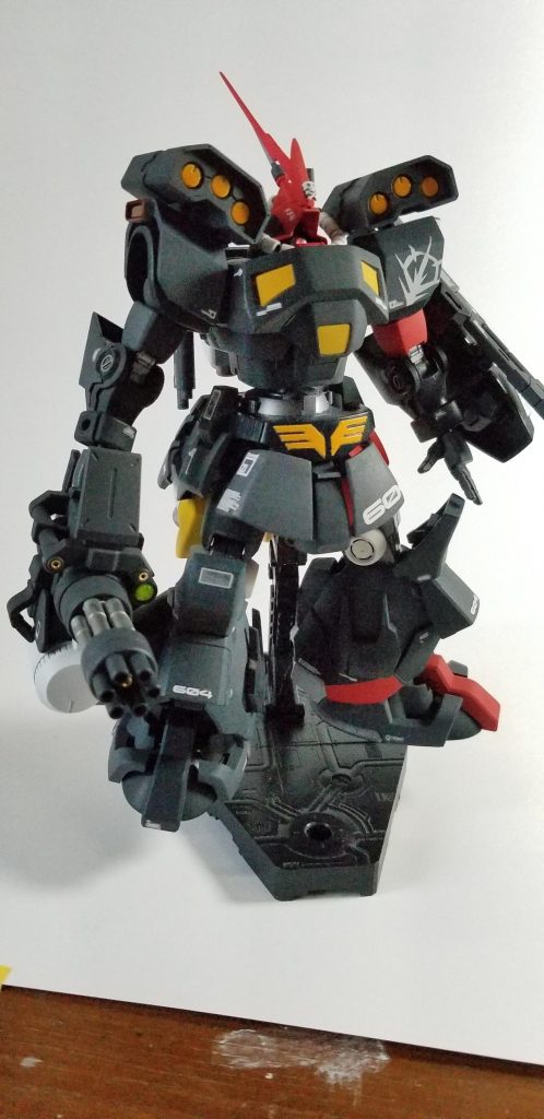 結果的に、プロトタイプドムに近いカラーリングになりました。
【カラーレシピ】
濃いグレー部分:ミッドナイトブルー
薄いグレー部分:メカサフスーパーヘヴィ
赤:サザビーレッド
オレンジ:橙黄色
白:インシグニアホワイト
金属部分:ライトガンメタル
金属部分2:プレミアムミラークローム
です。
肩とシールドのジオン紋章は、マスキングテープを切ってステンシルがわりにしてみました。