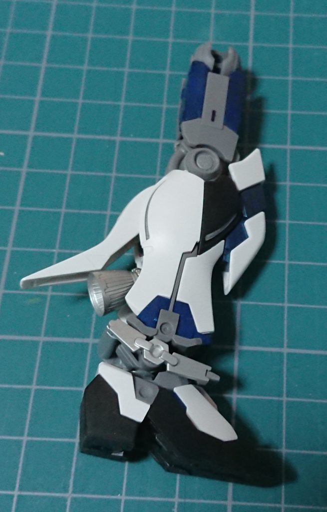 足のバーニアです。
ピンバイスで穴空けて差し込むだけですがいい感じになりました。
肩も同様です。