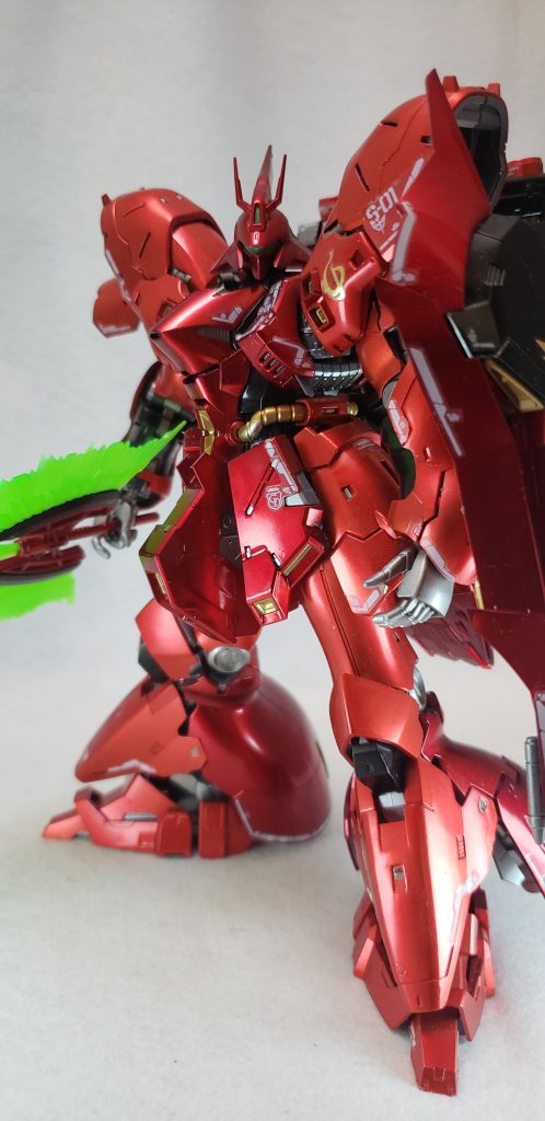 ビーム・トマホーク / 大型ビーム・サーベル
専用の接近戦用武装。通常は片刃のビーム・トマホーク[注 2]、最大出力では大型ビーム・サーベルとして使用する。また、エネルギー消費を抑えたヒート・ホークとしても使用可能[4]。ビーム・トマホークは漫画版で使用する場面があるが、ヒート・ホークは映像を含めて使用場面はない。