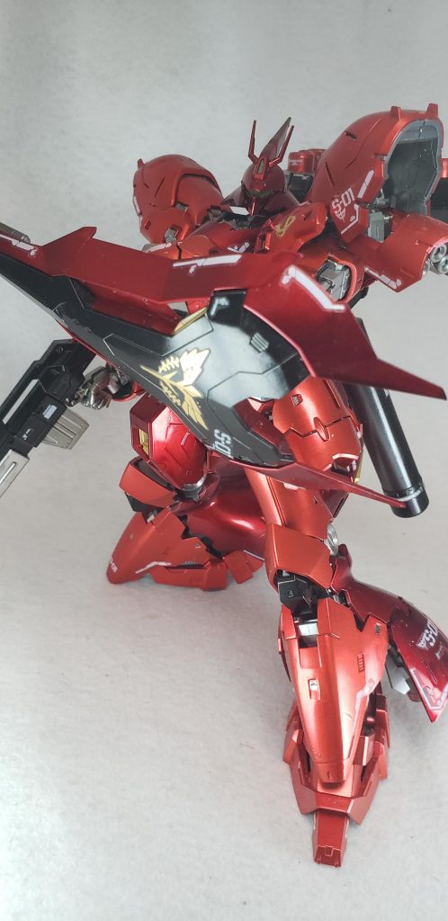 シールド
裏面にビーム・トマホークと小型ミサイル3発を装備し、表面にはネオ・ジオンの紋章があしらわれている。本体装甲と同様ガンダリウム合金が用いられており、表面には強力なコーティングが施されている[2]。