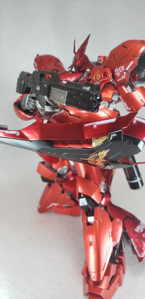 ビーム・ショット・ライフル
10.2メガワットもの高出力を発揮する大型火器。本体下部にショットガンのようなグリップを備え、先端上部に収束射撃用、下部に拡散射撃用の2門の銃口をもつ[4]。