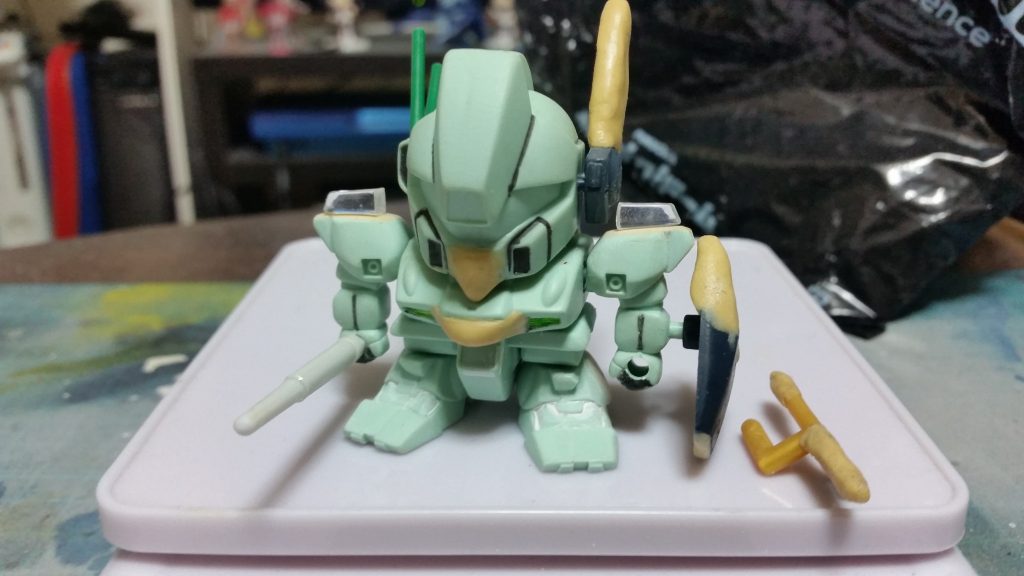 パテの部分が弄った部分です。分かりにくいですが足のバーニアや腰の装備も取っ払ってスッキリさせてます。