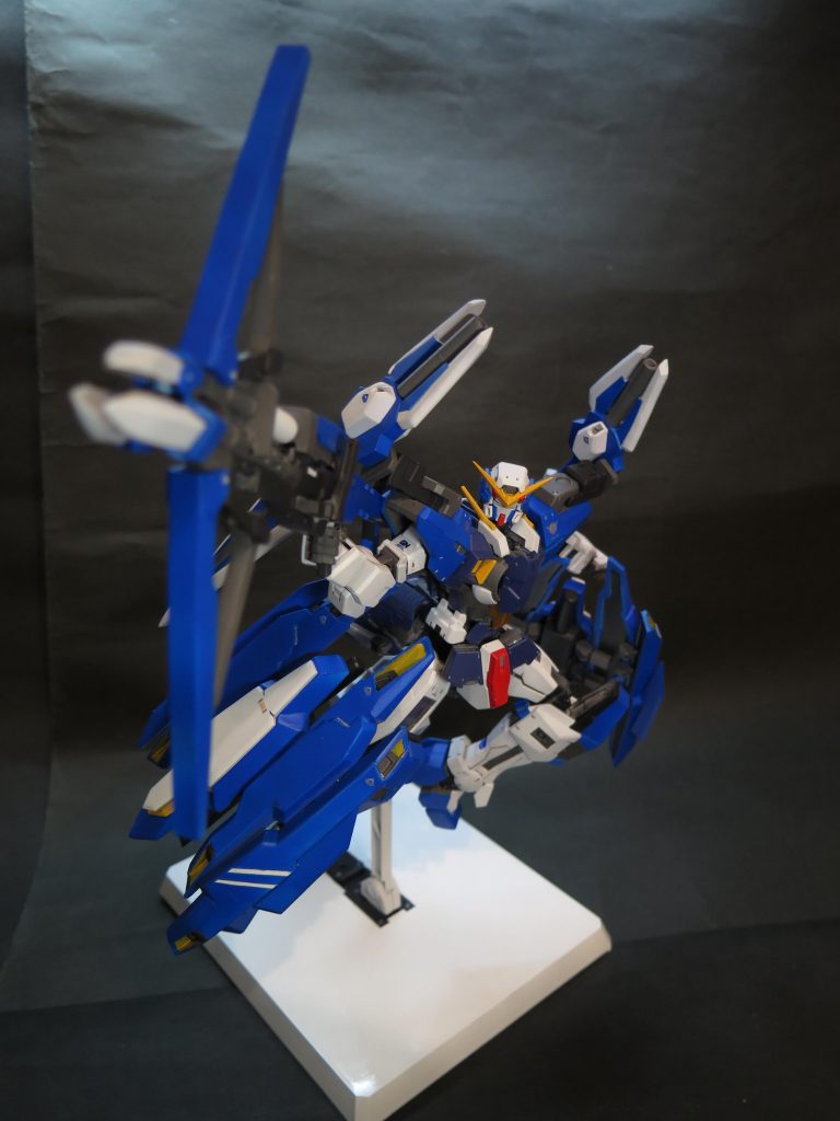 GNグシスナウタル

高い出力を弾速と射程距離に回すことで狙撃向けに調整がされたGNランチャー.新型スタピライザにより,高い射撃安定性を誇る.