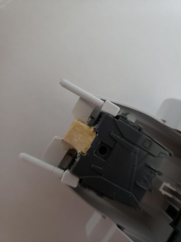 バックパックは接着するほど面積がなかったのでパテで固定
画像のより少し削りました