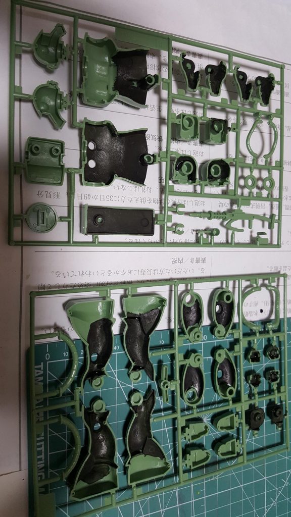 いつも通り裏をフラットブラックで塗って