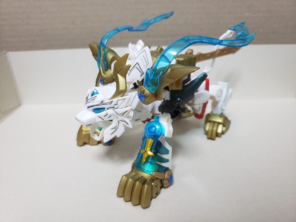 変形して獣神形態になります。