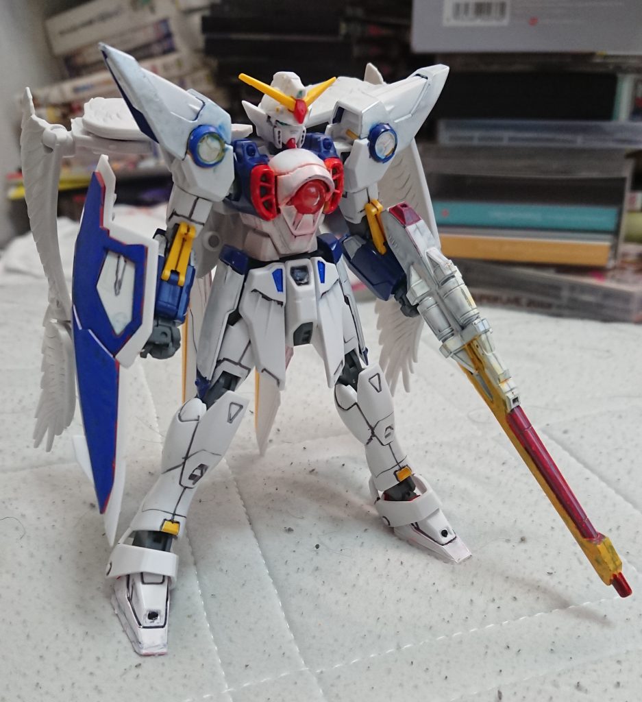 ウイングガンダムのバード形態への変形をオミットしたことにより、高速移動は不能になったもののバックパックの飛行翼を広げることでモビルスーツ形態での単独飛行が可能である。