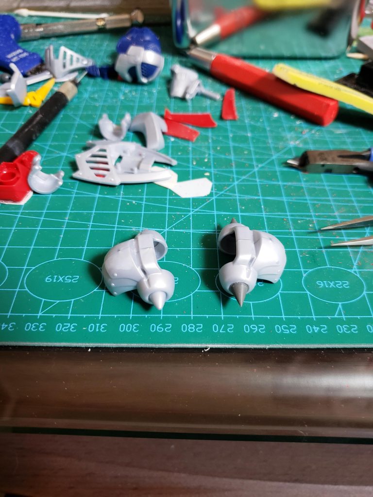 改修内容は
各所合わせ目消し、肩パーツのトゲトゲを別パーツに置き換え、マント一体化、兜頭頂部の鋭利化、可動域の狭い足首の延長、鎧や盾のアチコチに着いてる○を置き換え。