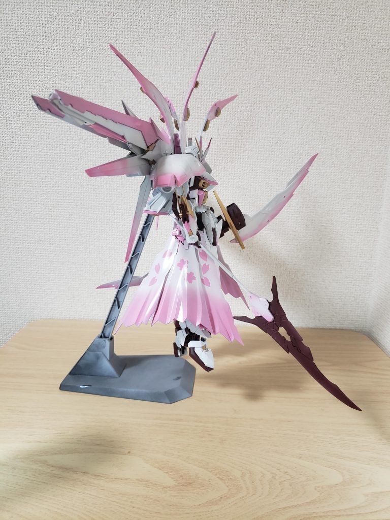 側面
サイドスカートに桜柄を入れてます
MGフェニーチェリナーシタのビームマントを流用