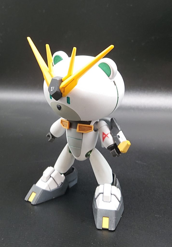 【νッガイ 前】
色味をνガンダムに寄せて、BB戦士のアンテナ、足と左腕のサーベルラックを貼り付けただけです。
胸のダクトはHGのものを使ってます。