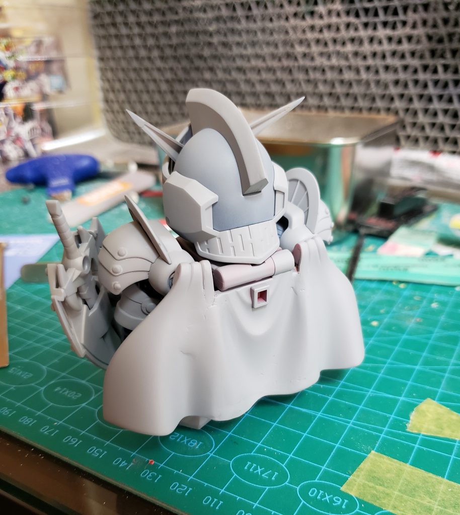 マント一体化、ふと思いつきやってみましたが、肩パーツとおもいっきり干渉しており腕の稼働が死んでます。 ポーズとらせたりしないのでいいんですが…