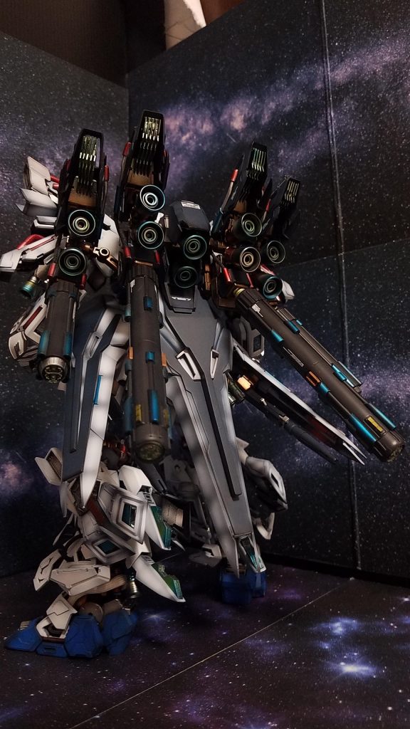 背面です
更なる高機動型を求めて
バックパックはノーマルの倍にしてあります
脚部のスラスターも倍にしました
同キットを使用するため、違和感が無いようにできました。