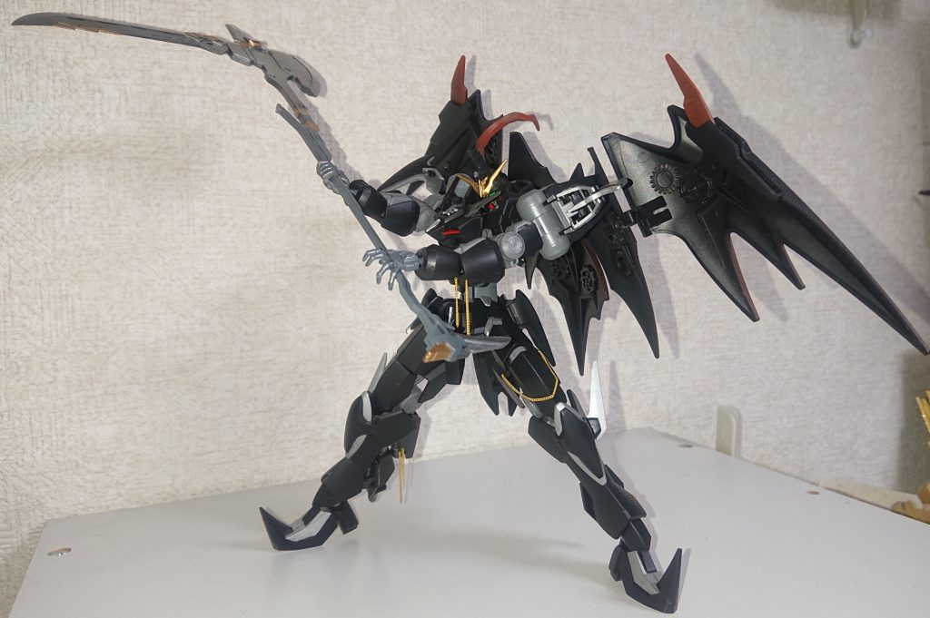 大鎌を持ってアクション。
鎌はアインのアックスとビームサイズの持ち手を繋げ、MSGサムライソード2の大きい刃を接着してます。鉄血世界にビームは希少なので、かなり悩みましたf(^_^;