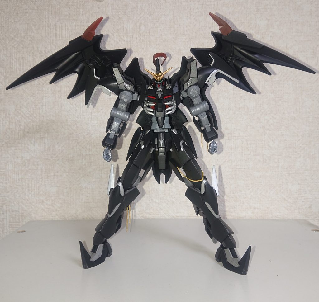 正面です。
今回はアインとデスサイズヘルカスタムとのミキシングとなり、同一部位に接着したりしてます。
塗装は黒サフにセミグロスブラック、キャラレッド、ゴールド、シルバー等で、つや消しでコートしてます。