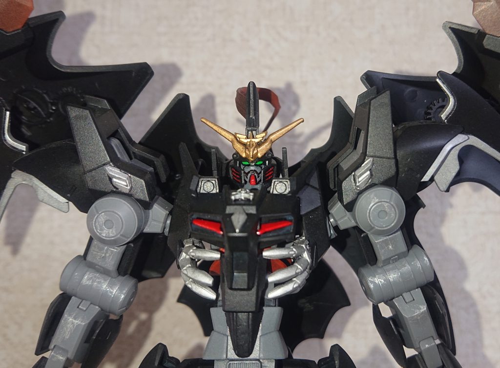 顔付近アップ。
マスクにはラインを追加、後頭部にはビームサイズのビーム部分で装飾を。襟を追加し、肋骨はヴェイガン系の平手を使用してます(^^)
エンブレムレリーフが品薄なので今回は控えめですf(^_^;