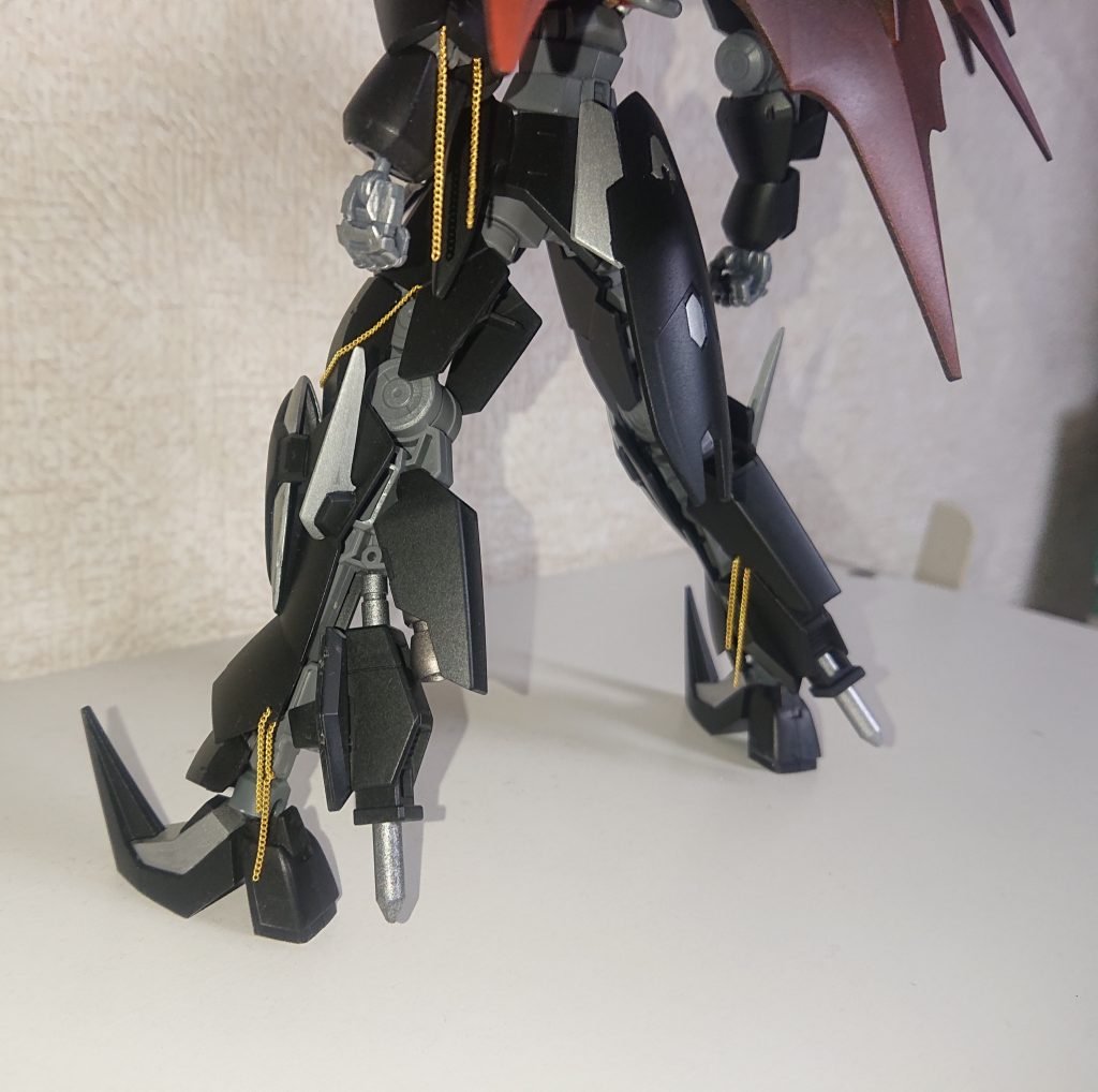 足回り。パイルバンカーは脛裏辺りに、靴はボールデンアームズのボール受け側で繋げてます。腰にはガルバルディリベイクのシールドを。