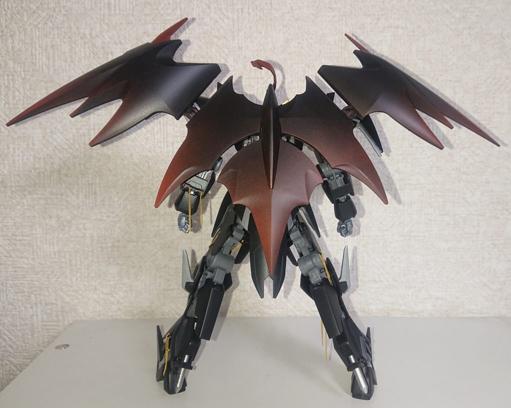 バックショット。
クロークは缶スプレーで、なんちゃってグラデーション塗装を。本体は包めませんが、ボールデンアームズで可動します(^^)