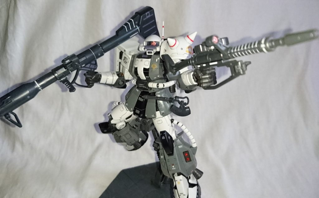 右肩にジャイアントバズ、左手にザクマシンガン。この構図だとザクマシンガンのスコープが見えます。こっちのレンズもクリアパーツの裏からガンダムマーカーのメタリックレッドを。