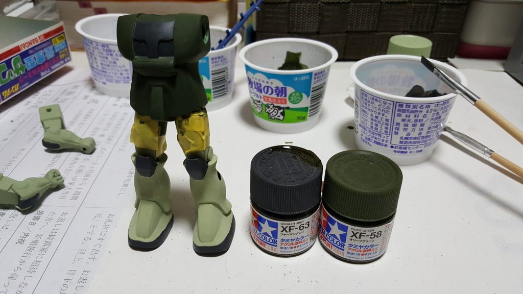塗装は水溶きアクリル
薄緑はスカイ
濃い緑はオリーブグリーン、あとからフラットホワイト加えて
胸中央や足などはジャーマングレー