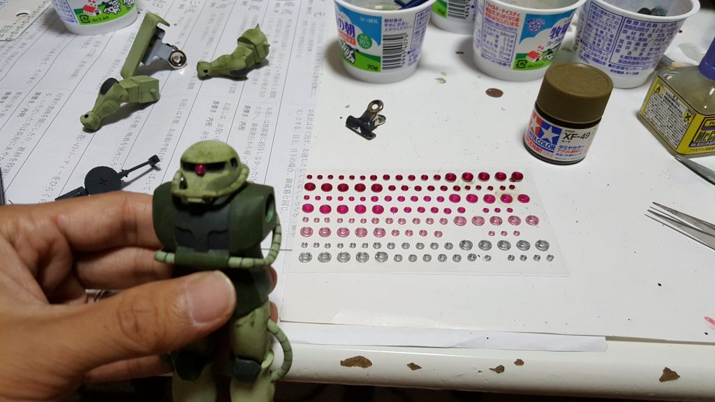 モノアイやマシンガンは百均のネイル用ジュエルシールで