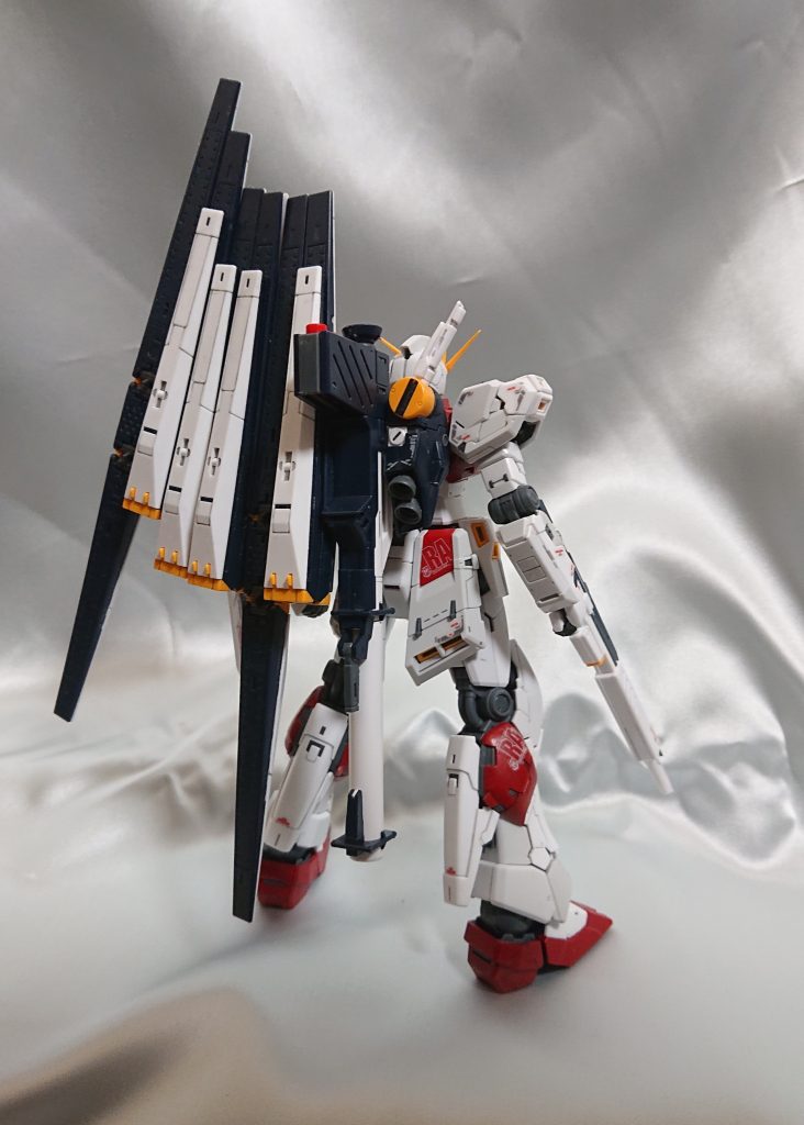 フィン・ファンネル等武器類とバックパックは元の黒のままで仕上げました。