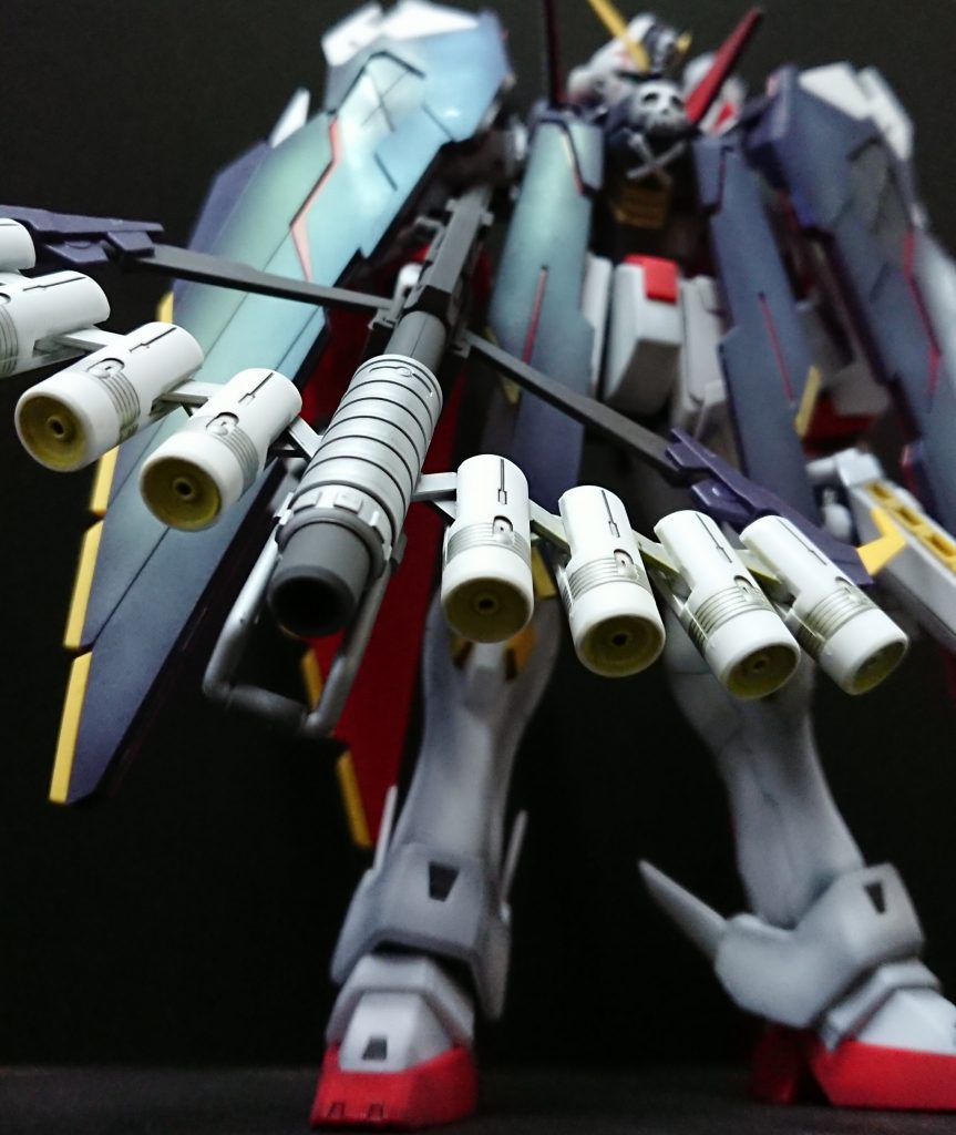 本体の白部分はクリアブラックで影を。
マントは暗い色なので、ハイライトを…と思って
ガイアノーツの偏光パール「パープルグリーン」を塗ってみました。
お!?いい感じ??\(^o^)/
このマントはビームを弾きそうだ!