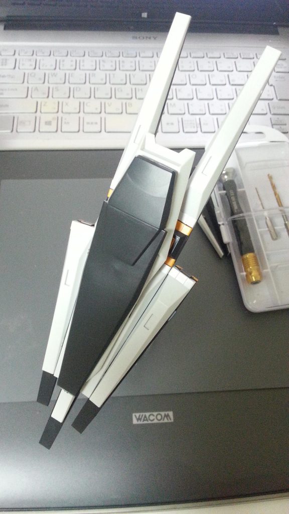 ホントに一番初めに作りました(笑)
中央のファンネルだけ固定で、後の４機は分離可能です。
このままの形状のまま射撃も可能！的な。