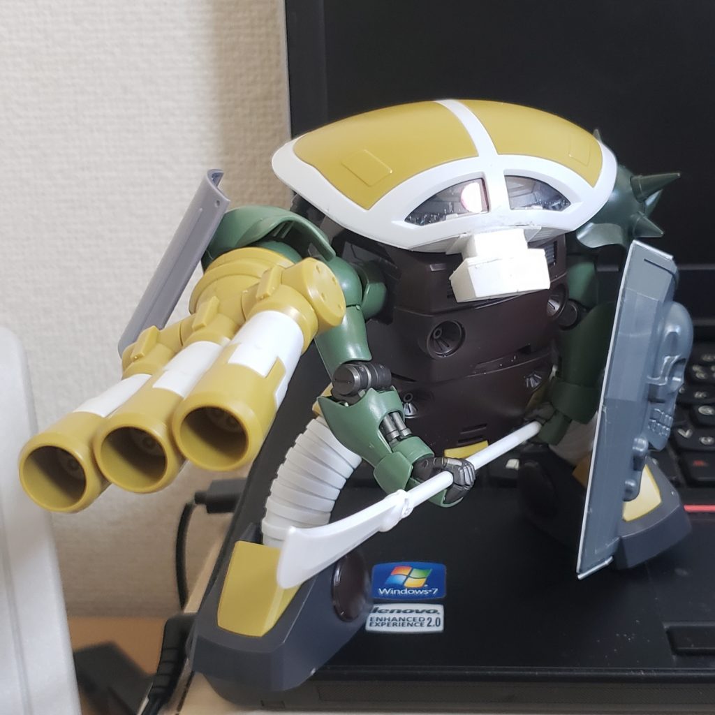 腕はギラドーガを丸々移植しました。
右肩の小さいシールドはドラッツェから。
ドクロの盾はHGBCのスカル・ウェポンの台座がいかにも「盾として使ってくれてもいいよ」と言わんばかりだったので思惑に乗ってみました。
薙刀も同キットからです。