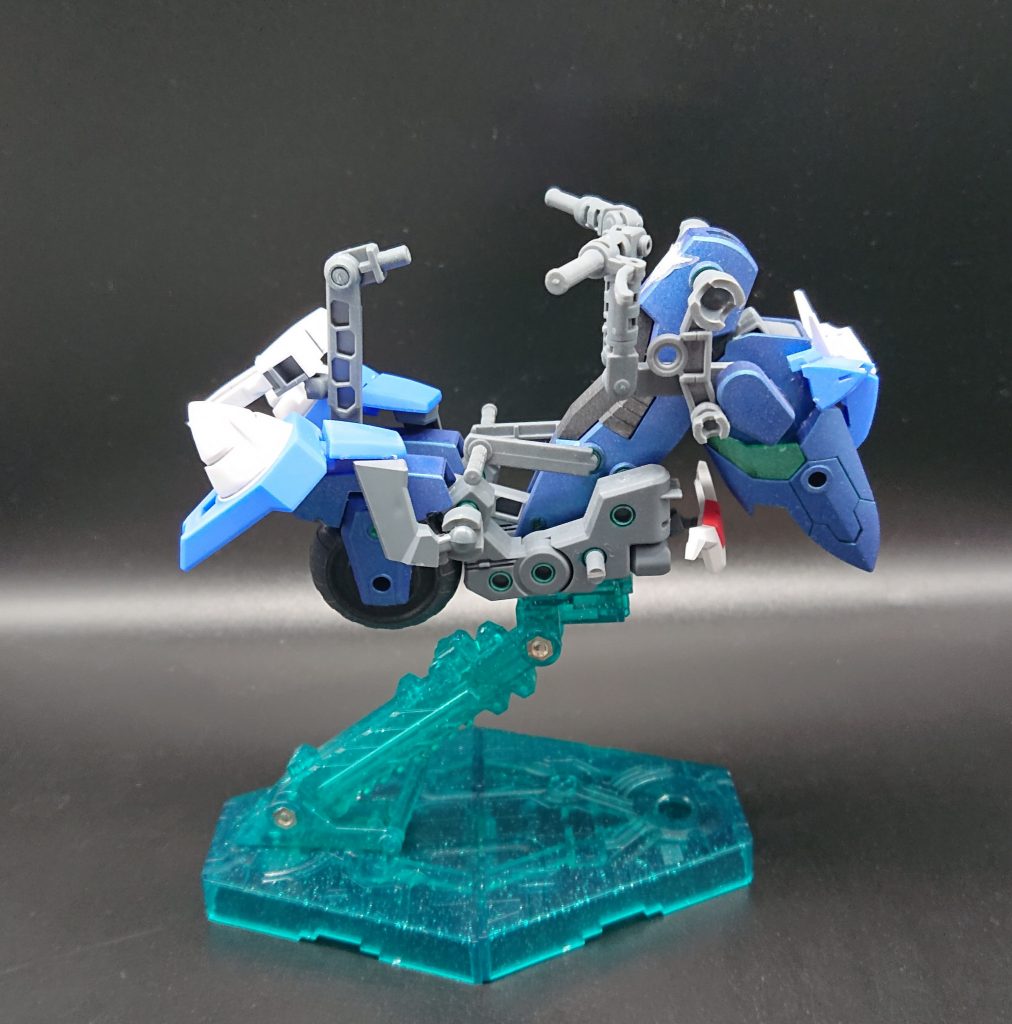 【パワーローダー 本体部分】
今回もマシンライダーに色々なジョイントを仕込みました。
ダブルオーは腕が軸接続ではないので、ボルアムのボールジョイントに変更しています。
また、フロントカウルは2種類のものを合体させています。