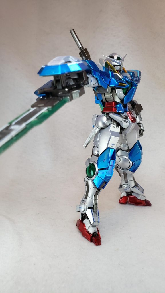 GNソード改
刃の部分にダブルオーのGNソードIIIと同じ半透明の新素材が採用され、切断力が大幅に強化されている[48]。 GNソード同様、刀身を折り畳むことで銃身を展開したライフルモードになる。