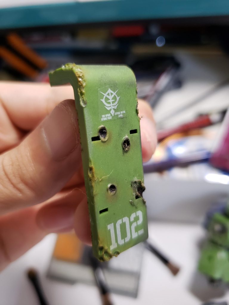 盾の加工後の写真
盾には銃痕が似合いますね。
線香を押し当てて穴を開け、穴を黒く塗ったあとぼかしを入れる流れで作業しました。