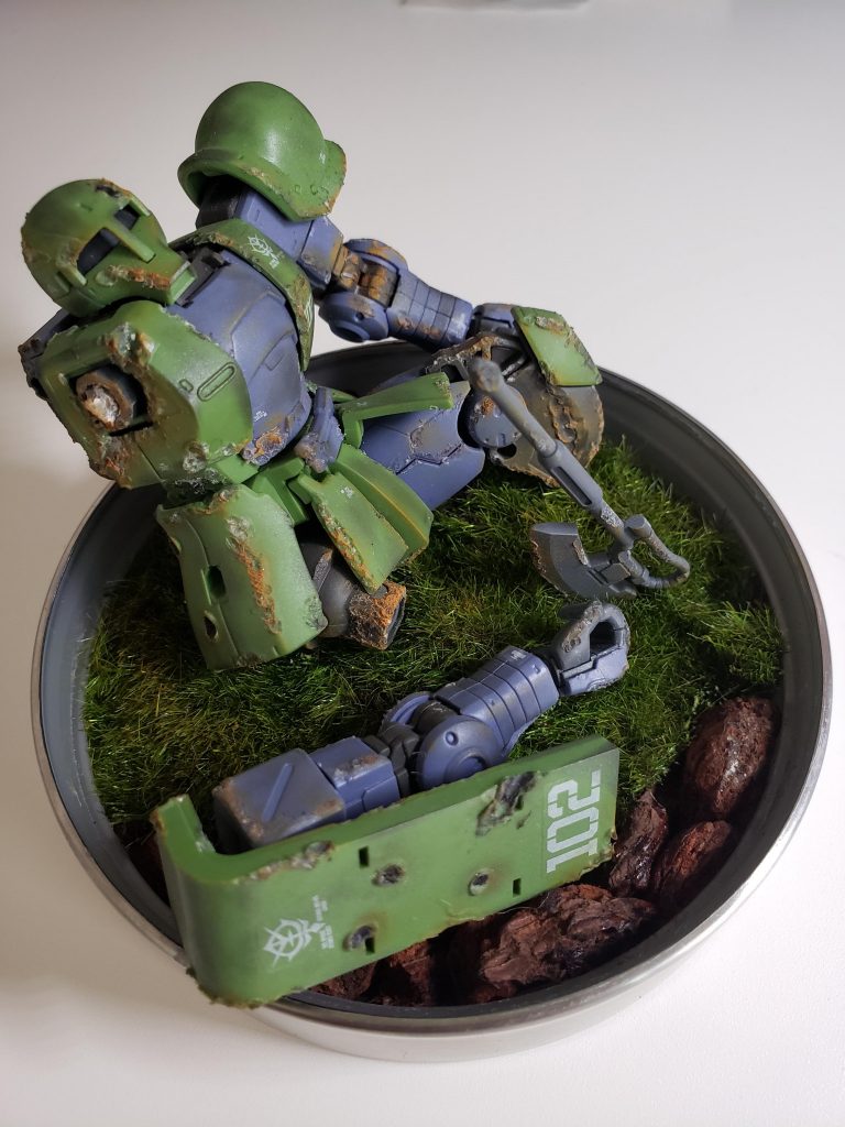 こちらはライトで撮ったもの
全体に入っているダメージ表現は線香を押し当てて付けたキズになります。