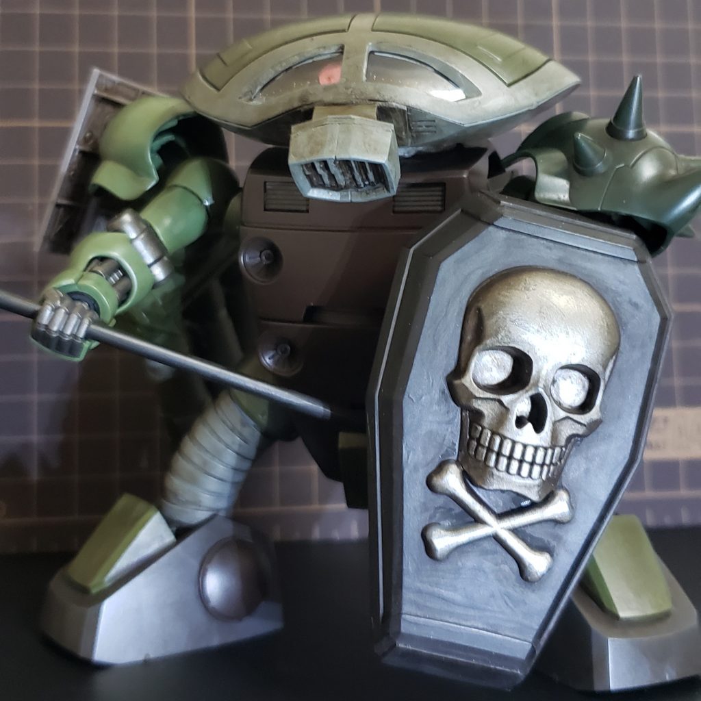 個人的にはジュアッグってあんまり好きじゃないんですよね。
ジオンの天才的な方々には道理があるんでしょうが、自分には理解できないので鼻はジャンクで作り直しました。
代わりと言ってはなんですが、腕を生やしてみました。
武装は三連装ロケット・ランチャー、ビーム砲、薙刀に、盾です。
対モビルスーツの近接戦闘は無茶でしょう。