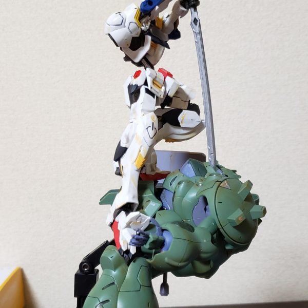 HG　ガンダムバルバトスVSグシオン