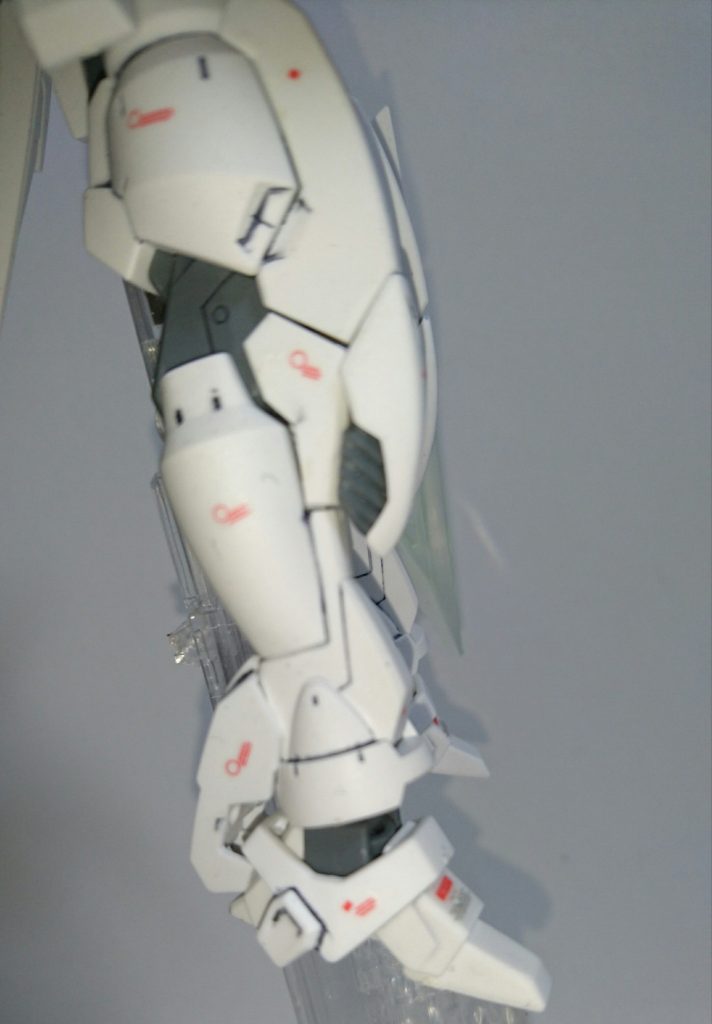 脚部

Gバウンサー（スパロー）の脚部が細めなので、上半身に合わせて自然な感じにボリューム増し。
膝部にF９１の膝装甲をそのまま接着。
踵部にアルトの脚部装甲を追加、足にはF９１の足の装甲のピンを切断し、上から被せる形で接着しています。