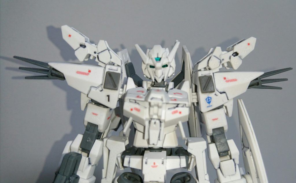 まずは上半身から

頭部は30ミニッツのアルトと指揮官用アーマーをそのまま使用。
デザイナーが同じ海老川さんということもあって、異様にGバウンサーに似合います。

胴体はアルトの指揮官用アーマーの胸部装甲のピンを切断してそのまま接着。
実際に試してみると分かるのですが、恐ろしいくらいにサイズがぴったりです。

肩部は指揮官用アーマーの肩部装甲、F９１のフィンと市販のモールドを追加。
高機動型らしくスラスター類を中心にボリュームを増しています。

腰部はアルトの物に換装。フロントスカートはアルトの胸部装甲を接着しています。
サイドスカートはアデルの余剰パーツのサーベルラックを接着。
Gバウンサーとアルトは胴体の接続方法がことなるのでランナーとBJでジョイントを作成。