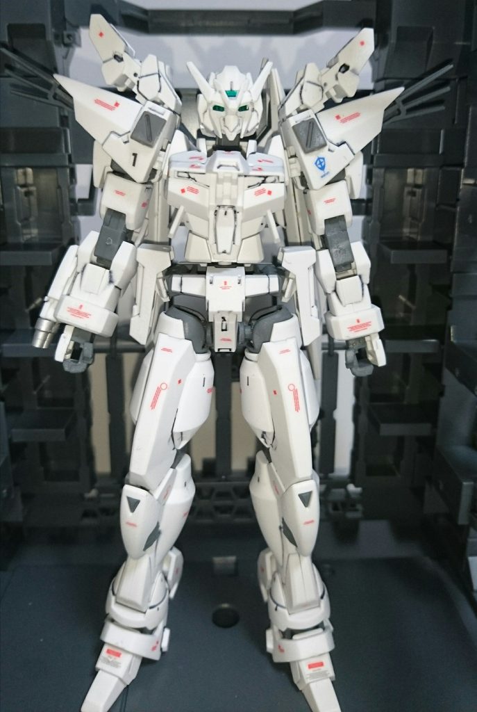 ## 全体
パーツはほとんどがGバウンサーです。
頭部、肩部、膝部等、部分的にパーツの追加・変更をしています。
Gバウンサー自体のデザインが好きなので、あまり大きく変更したくなかったというのが正直な所です。
強化・発展型ならこれくらいがちょうど良いのかなと
一応、塗装していますが元が真っ白なのであまり変わらないですね。