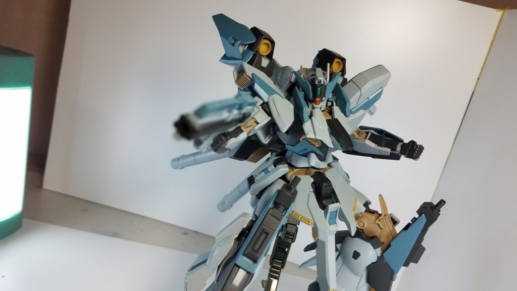 武器はアサルトライフル、ビームサーベルを手持ち武器として装備し