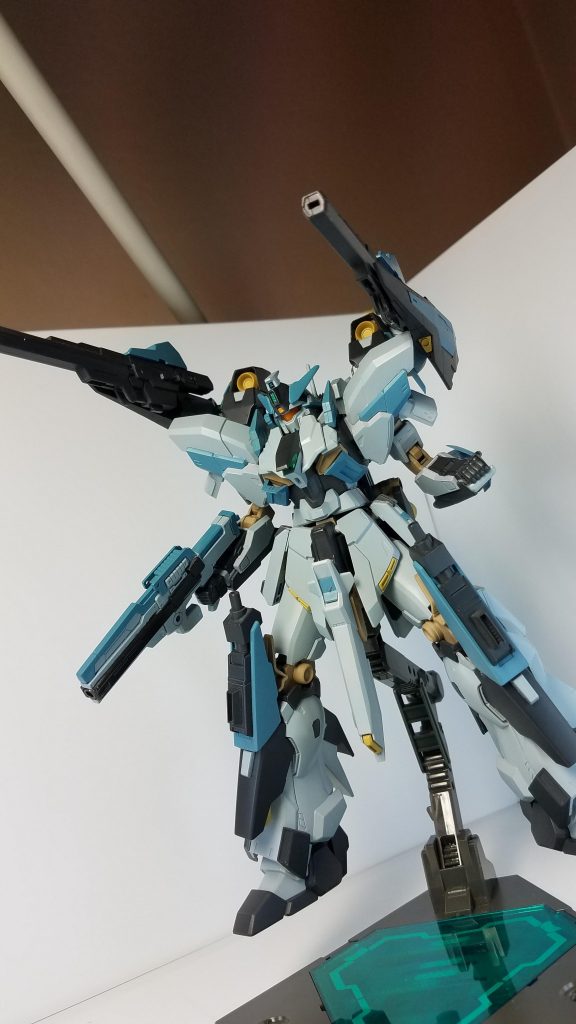 固定装備に脚部パイルバンカー、バックパックにツインキャノンを装備しています。