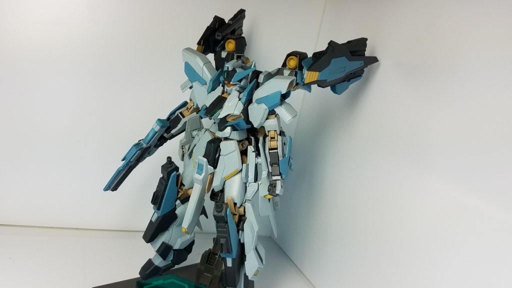 腰部に追加スラスターを設置した、宇宙用の重装備形態に換装が可能です。追加スラスターはネオジム磁石による設置のため、取り外しが自由です。