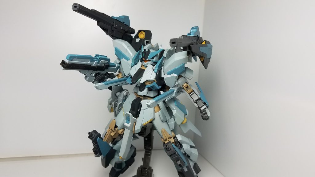 宇宙用重装備形態ではスラスターの増加による推進力向上の他に、バックパックに装備された腰部ビームキャノンにより攻撃能力も向上します。