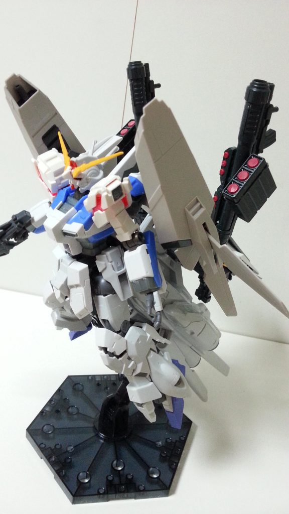 そしてこの機体の真骨頂。未完成のオーキススモールスケールタイプ大型ブースター「オルカ・ユニット」
FAユニコーンの構想を受け継いだ、ドッキング式の武装ブースター。
武器コンテナは重量過多で可動域の邪魔になるので、FAユニコーンタイプの武装を搭載。フィン・シールドも後方に装備しているため、I-フィールドはオミット。
大型のビーム砲はビームマグナムがあるので不要となった。